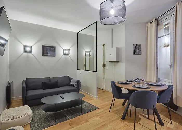 Apartment Center Of Paris By Studio Prestige